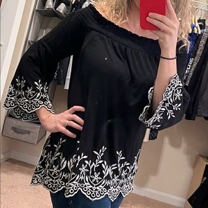 3/$35- WHBM Off-the-Shoulder Contrast Trim Top Blouse L